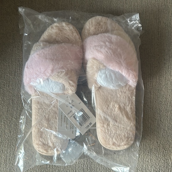 L*Space Cloud Slippers - Picture 3 of 4